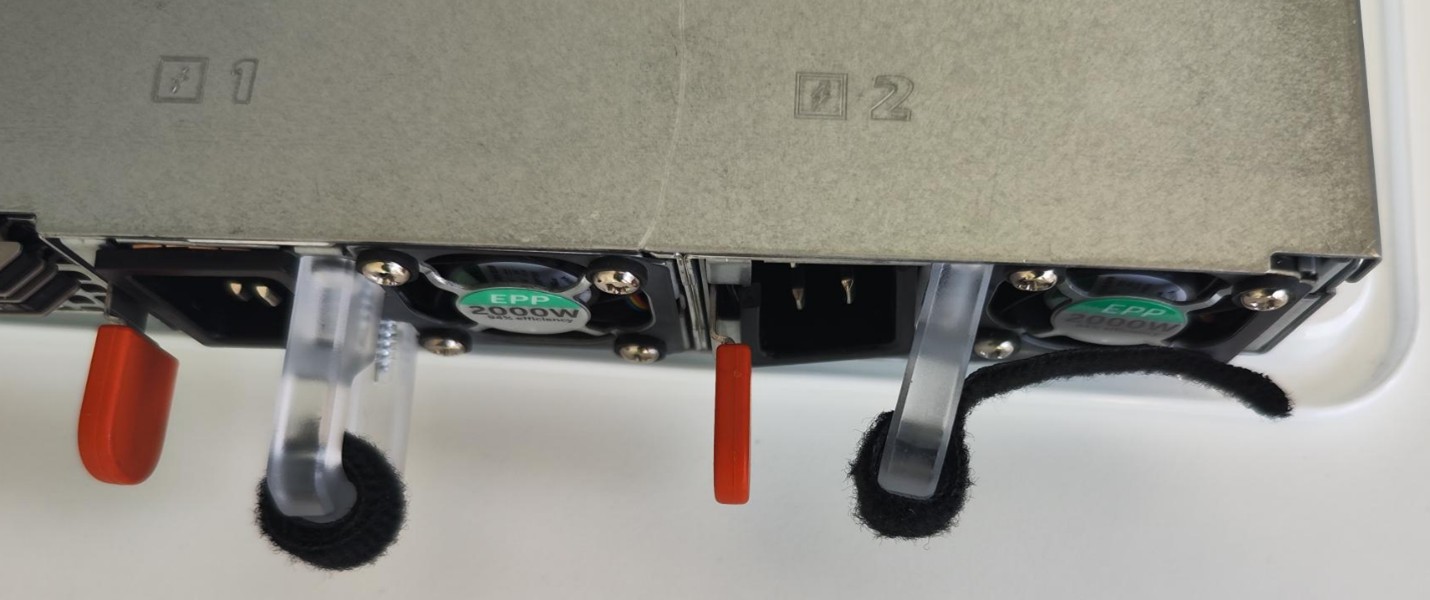 Bild, das den Lieferschaden am Netzteil zeigt.