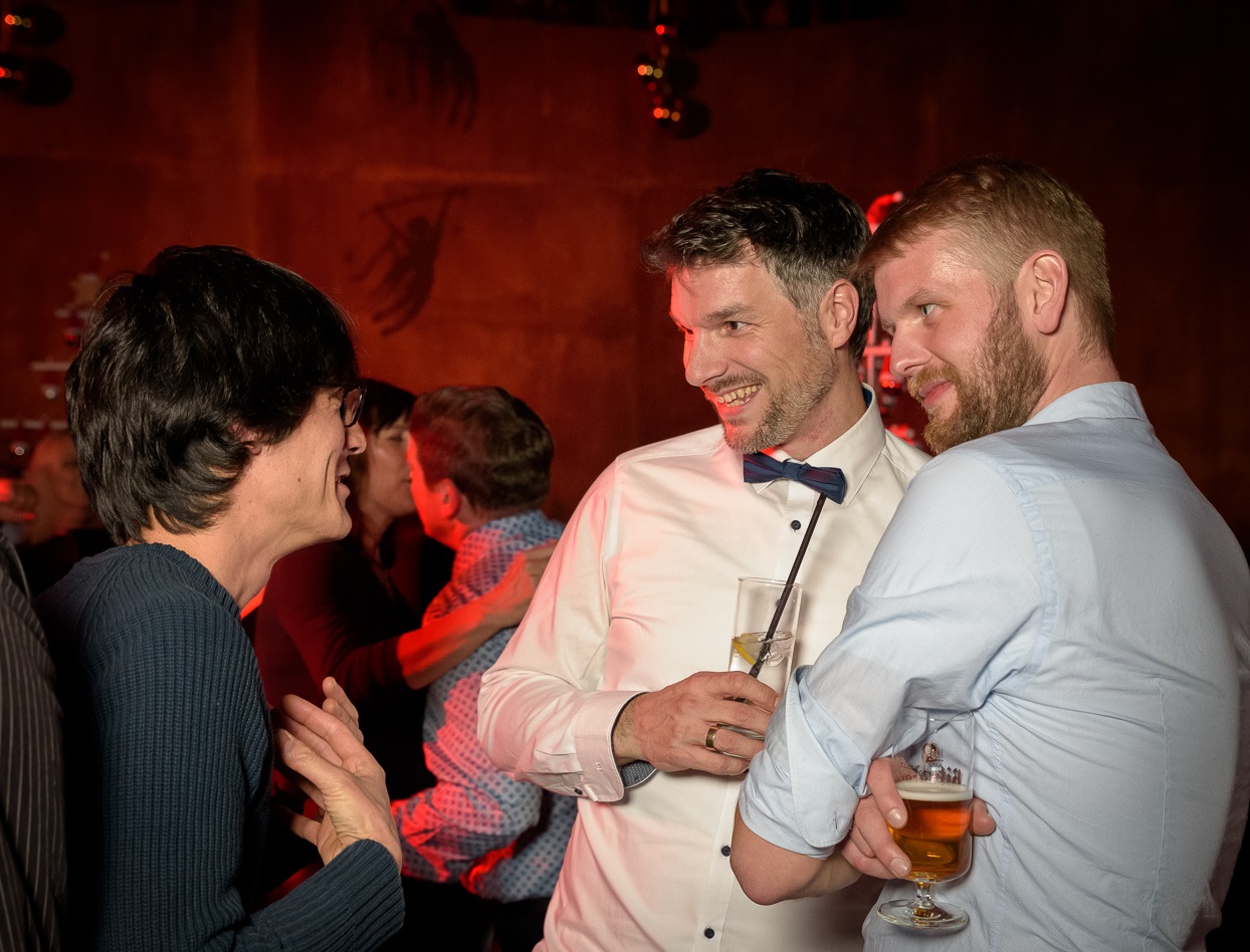 cronnerinen posen vor einem Food-Truck